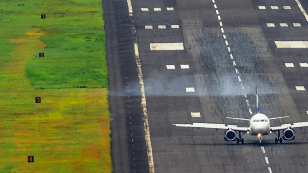 runway distance remaining signs